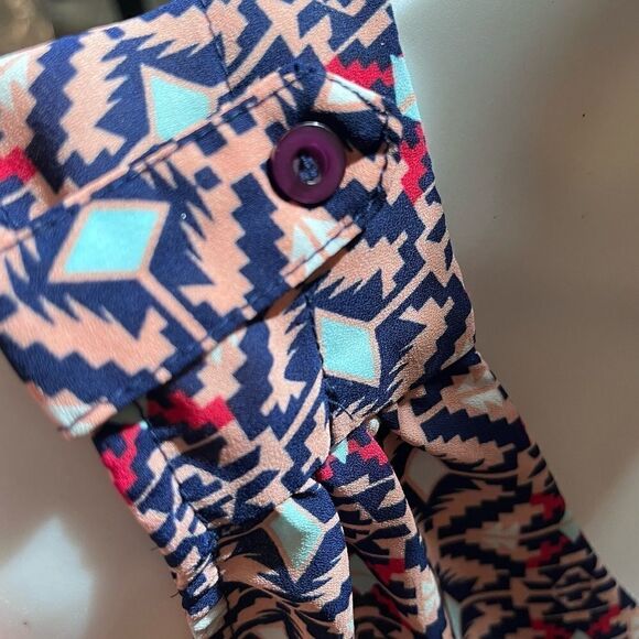 FOREVER 21 GEOMETRIC PRINT SLEEVELESS V-NECK TUNIC TOP SIZE MEDIUM - Picture 4 of 6